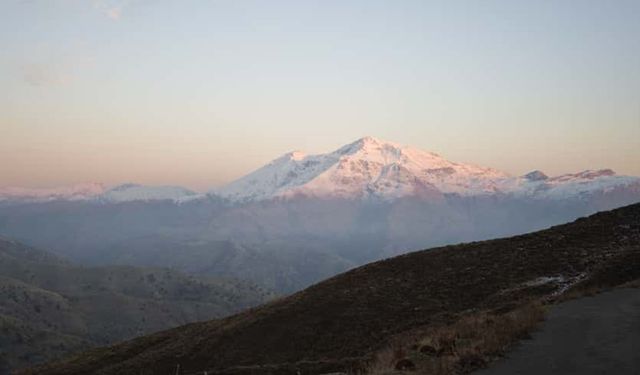 Mereto Dağı beyazlara büründü mevsimin ilk karı düştü