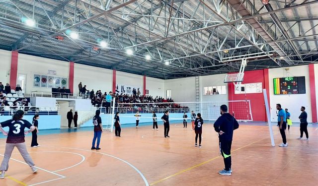 Sason’da Gençlik Sahaya İndi: Ekran Süreleri Azaldı, Voleybol Heyecanı Arttı!