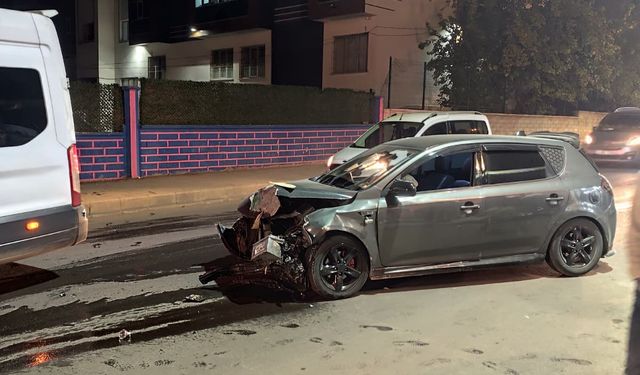 Dostlar Caddesi’nde Maddi Hasarlı Kaza