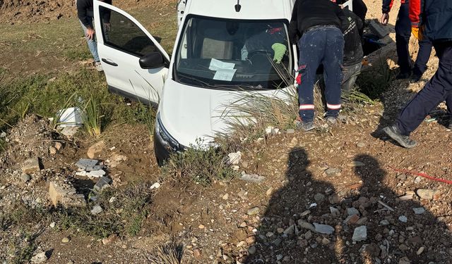 Hafif ticari araç kanala düştü: Sürücü yaralı kurtarıldı