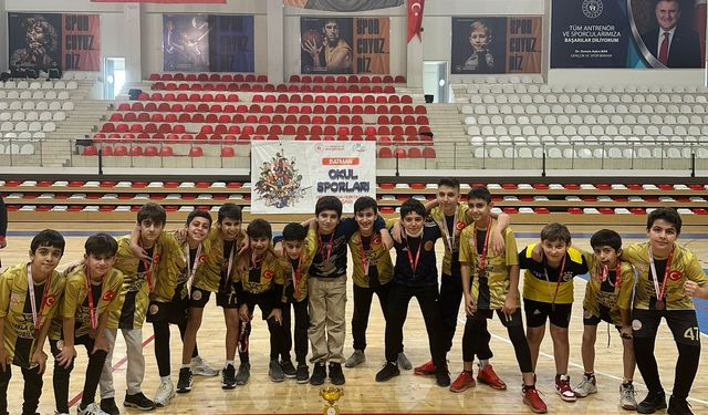 Hentbolda Şampiyon Petrol Ortaokulu