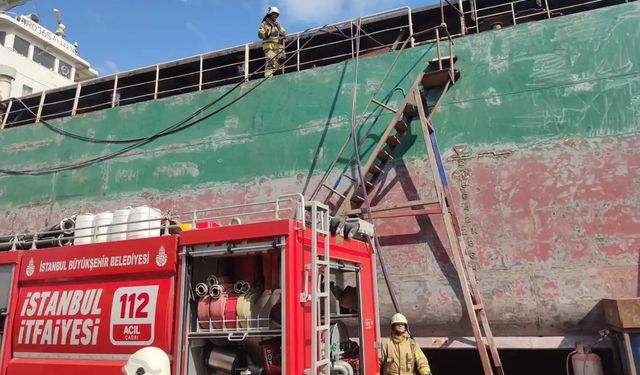 İstanbul’da tersanede gemi yangını