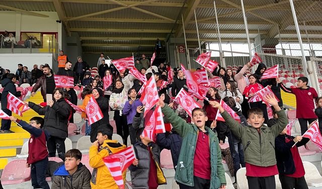 Köy Okulu Öğrencilerinin İlk Stadyum Heyecanı: "Ben De Varım" Dediler