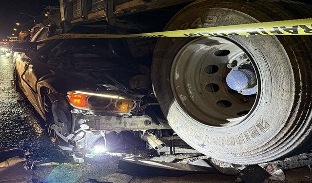 Otomobil duran kamyona çarptı: 1 ölü, 2 yaralı