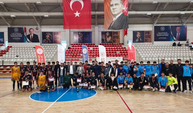 Salon Futbolunda Şampiyon Ahmed-i Hani Anadolu Lisesi