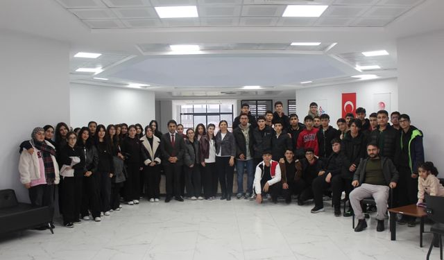 Sivil Toplum Merkezi’nde Öğrencilere Bilgilendirme Eğitimi