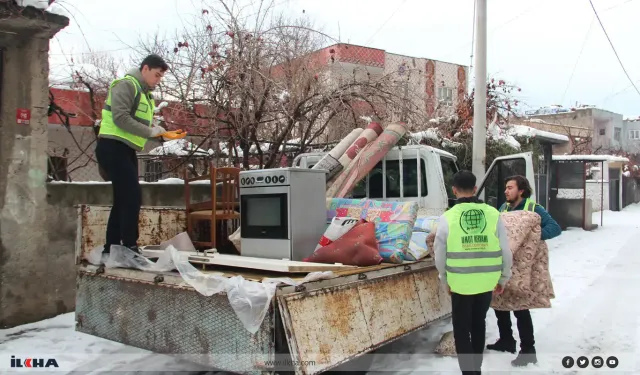 Karwana Hêvîyê ya Êlihê ji bo malbatên hewcedar kelûpelên malê û piştgiriya xwarinê peyda dike