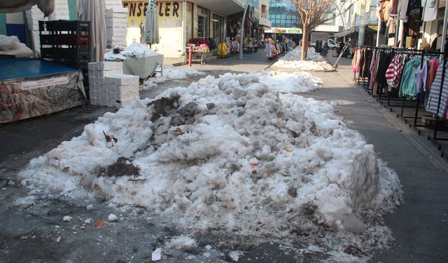 Batman'da pazarcı ve vatandaşlardan kar ve buz tepkisi