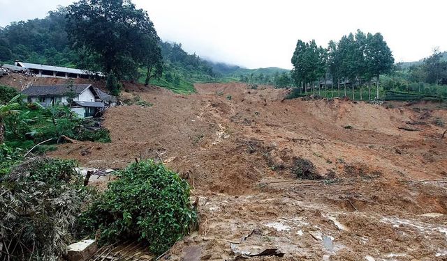 Endonezya'da heyelan: 16 ölü, onlarca kişi kayıp