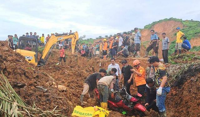 Endonezya'da toprak kayması: 7 ölü, 82 kayıp