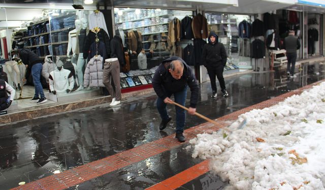 Batman'da kar yağışı esnafı olumsuz etkiledi