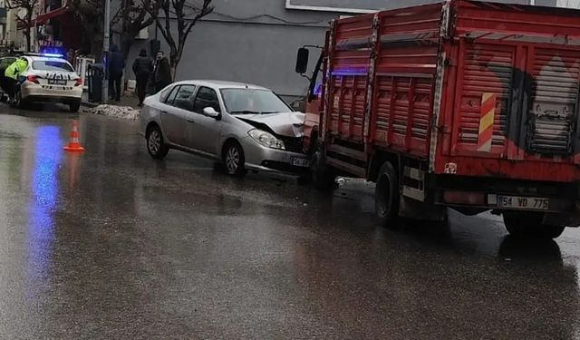 Siirt'te kamyon ile otomobil kafa kafaya çarpıştı