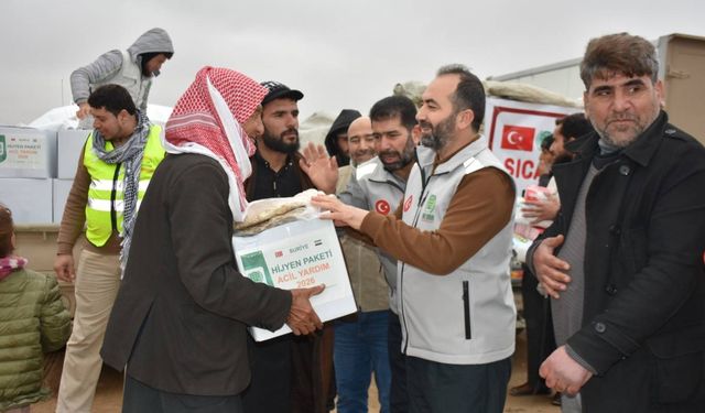 Umut Kervanı Kobane'de sivil halka yardım dağıttı
