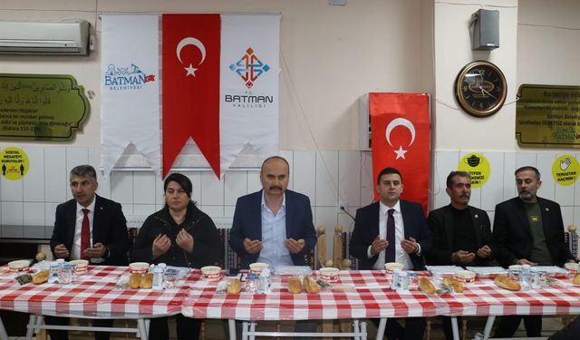 Ekrem Canalp, Cumhuriyet Mahallesi’nde düzenlenen iftar programında vatandaşlarla bir aradaydı