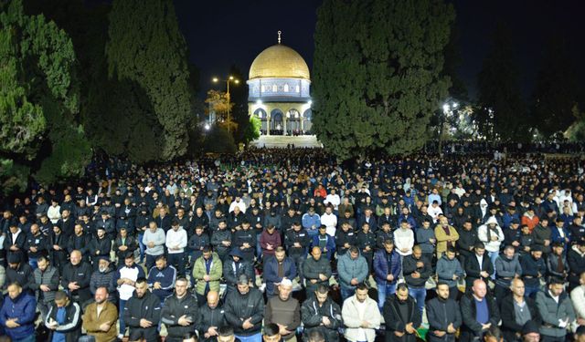 Aksa'da Ramazan direnişi: 100 bin Müslüman işgalcilerin engeline rağmen saf tuttu