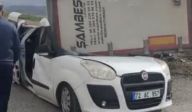 Batman'da bir tır radar aracının üzerine devrildi