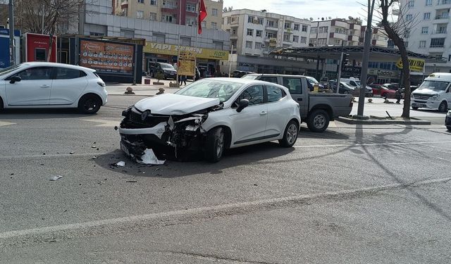 Batman'da Emniyet Kavşağında iki otomobil çarpıştı