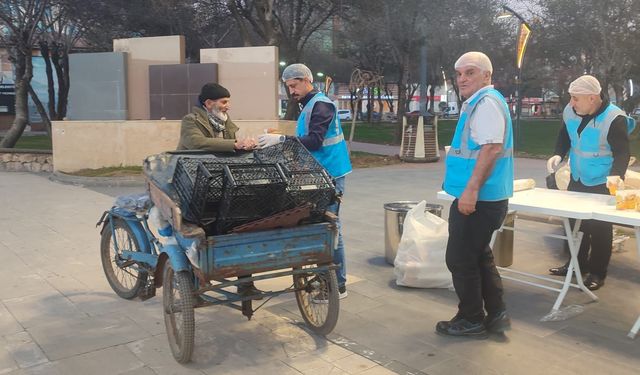 Batman'da İftar Vaktinde Yolda Kalanlara Çorba İkramı