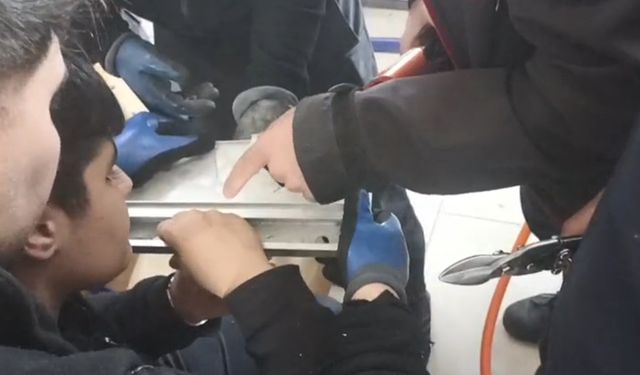 Batman'da parmağı akıllı tahtaya sıkışan öğrenci itfaiye ekiplerince kurtarıldı