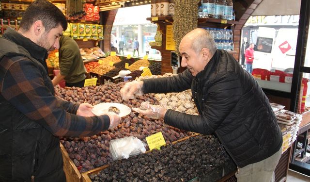Batman'da Ramazan öncesi hurma tezgahlarında hareketlilik başladı