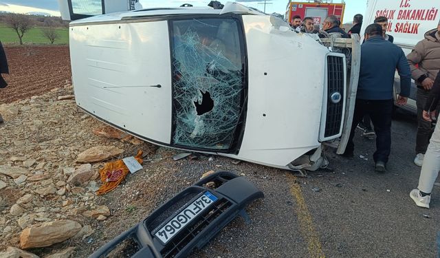 Mardin'de otomobil ile hafif ticari araç kafa kafaya çarpıştı: 4 yaralı