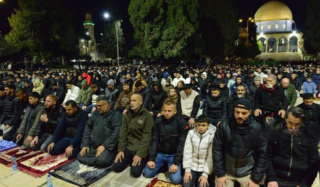 On binler Aksa'da: Kısıtlamalara rağmen 50 bin mümin kıyamda