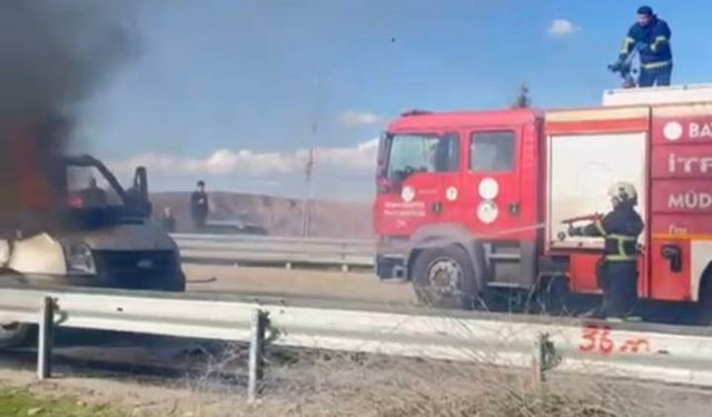 Seyir halindeyken alev alan kasalı pikap korkuttu