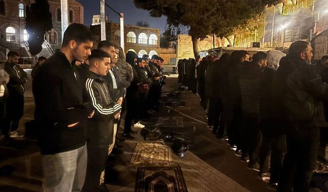 Misilmanên Qudsê 13 roj in li ber deriyê Mescîda Eqsayê nimêj dikin