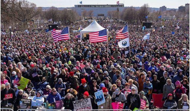 ABD'de milyonlar Trump'a karşı sokaklara döküldü