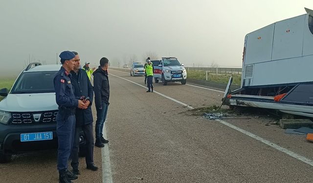 Adana'da yolcu otobüsü devrildi: 2 ölü, 19 yaralı