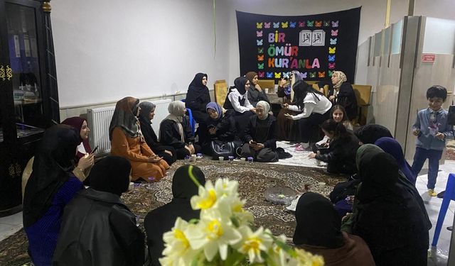 Batı Raman Kız Yurdu’nda İlahiler ve Sohbetlerle Manevi İklim!