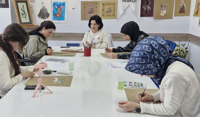 Batman'da kadınlar tezhip sanatını öğreniyor