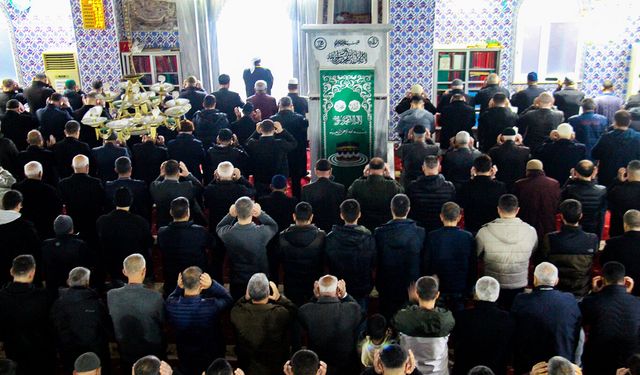 Bayram namazında Diyarbakırlılar camilere sığmadı