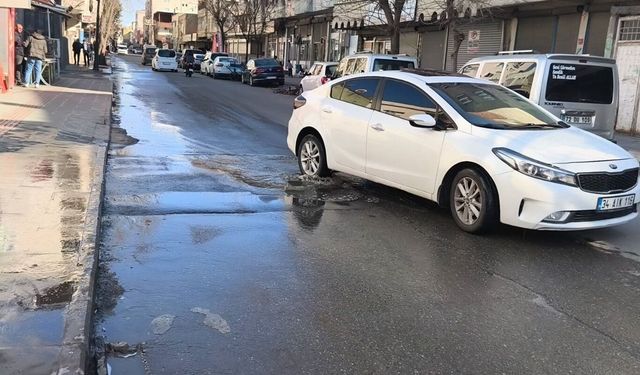 Cadde üzerindeki çukur tepki topladı: Vatandaş çözüm bekliyor