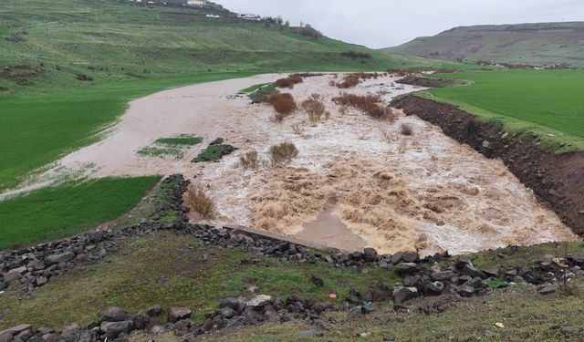 Diyarbakır'da sağanak: Yollar çöktü, köprüler hasar gördü, vatandaşlar mahsur kaldı