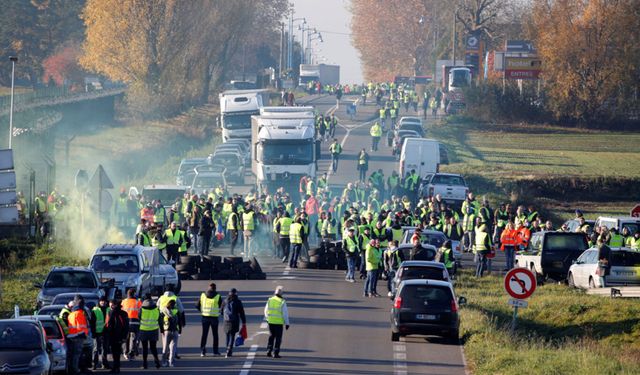 Fransa'da kamyon şoförlerinden akaryakıt zammına protesto