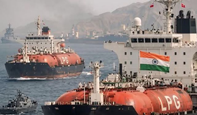 Hindistan'a ait LPG tankerleri Hürmüz Boğazı'ndan geçti
