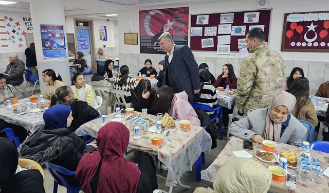 HÜDA PAR'lı Başkan Özhan, öğrencileri iftar sofrasında buluşturdu