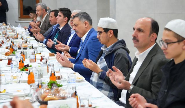 İçişleri Bakanı Çiftçi, Konya'da Kur'an kursu öğrencileriyle sahur yaptı