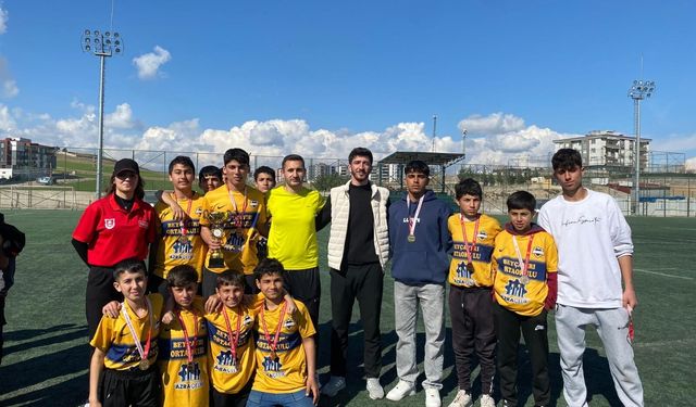 Batman Beyçayırı Köyü Ortaokulu'ndan Çifte Şampiyonluk