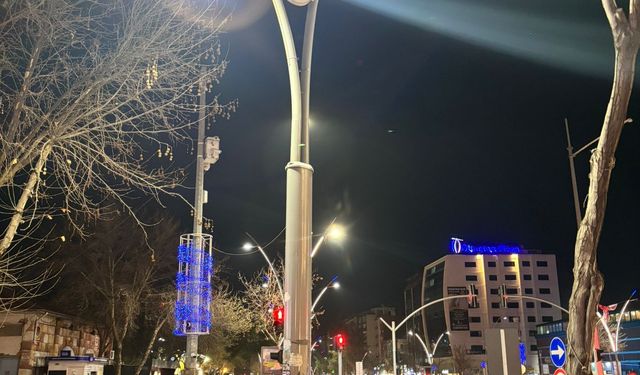 AYDINLATMA DİREKLERİ BAKIM VE ONARIMDAN GEÇİYOR