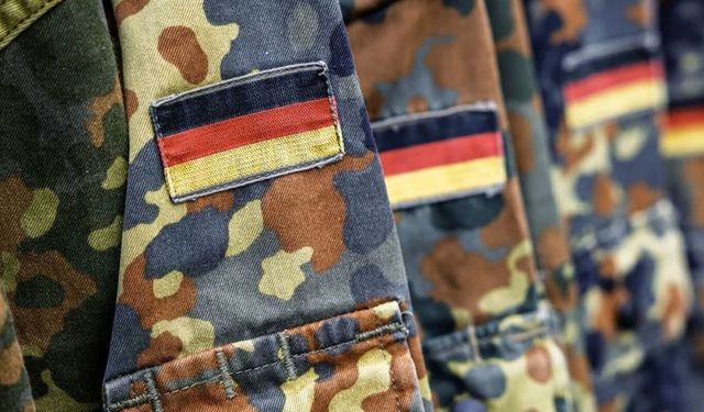 Almanya'da erkeklerin uzun süreli yurt dışı seyahat için askeri onay almaları gerekebilir