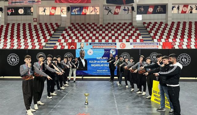 Batman Çözüm Lisesi Halk Oyunlarında Bölge Şampiyonu Oldu!