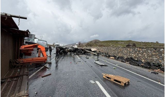 Bitlis-Van yolunda feci kaza: Biri ağır 3 yaralı