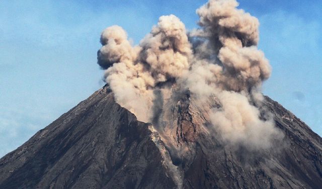 Endonezya'daki Semeru Yanardağı bir günde 4 kez patladı