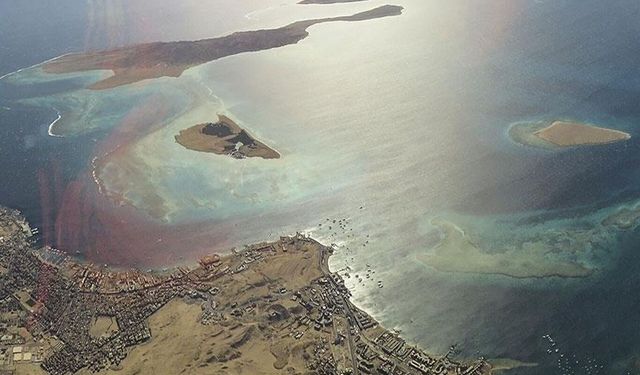 İran, Hürmüz Boğazı'nda tanker geçişlerini askıya aldı