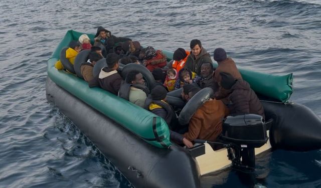İzmir açıklarında 43 düzensiz göçmen yakalandı