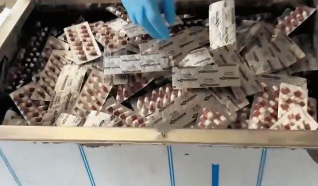 Metal saclara gizlenmiş binlerce uyuşturucu hap ele geçirildi: 2 tutuklama