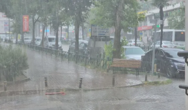 Nisan Sonunda Yağan Şiddetli Yağmur Kış Manzaralarını Aratmadı