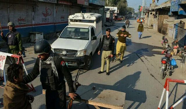 Pakistan'da polis karakoluna saldırı: 5 ölü, 13 yaralı